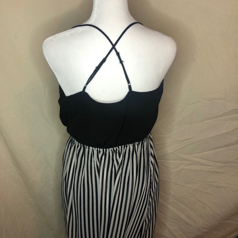 Medium Black & White Geometric Print Maxi Dress!
